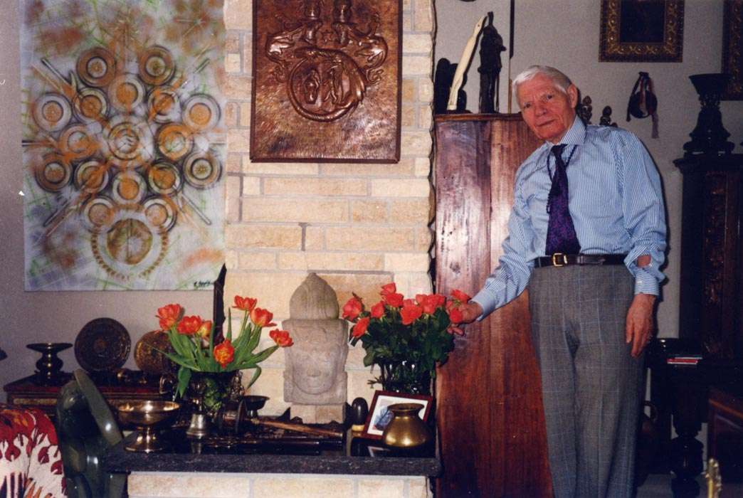 Joska-Posing-in-His-House,-2001