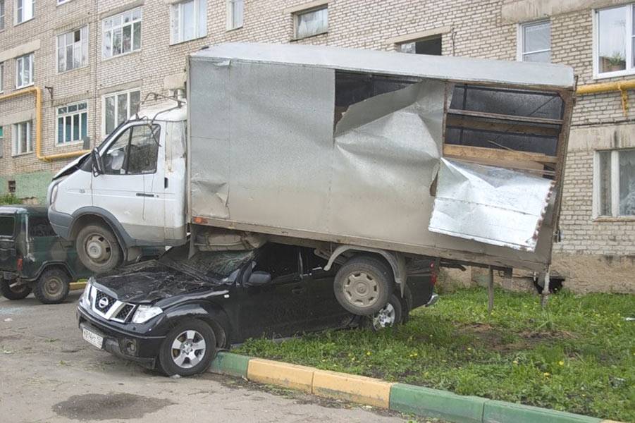 Van in Krasnozavodsk, Russia levitated and put on another car